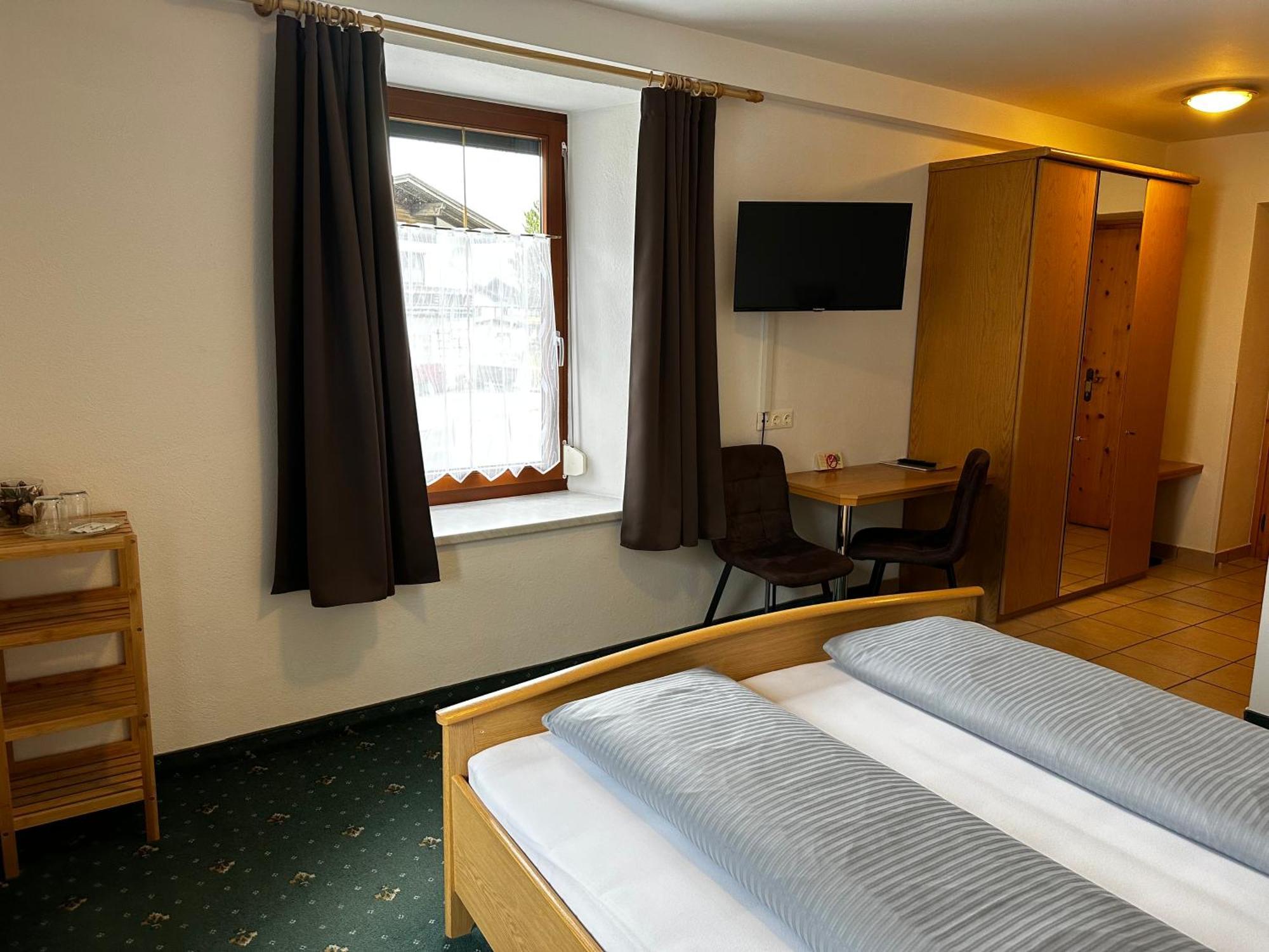 Bed and Breakfast Goldener Adler Шарниц Экстерьер фото