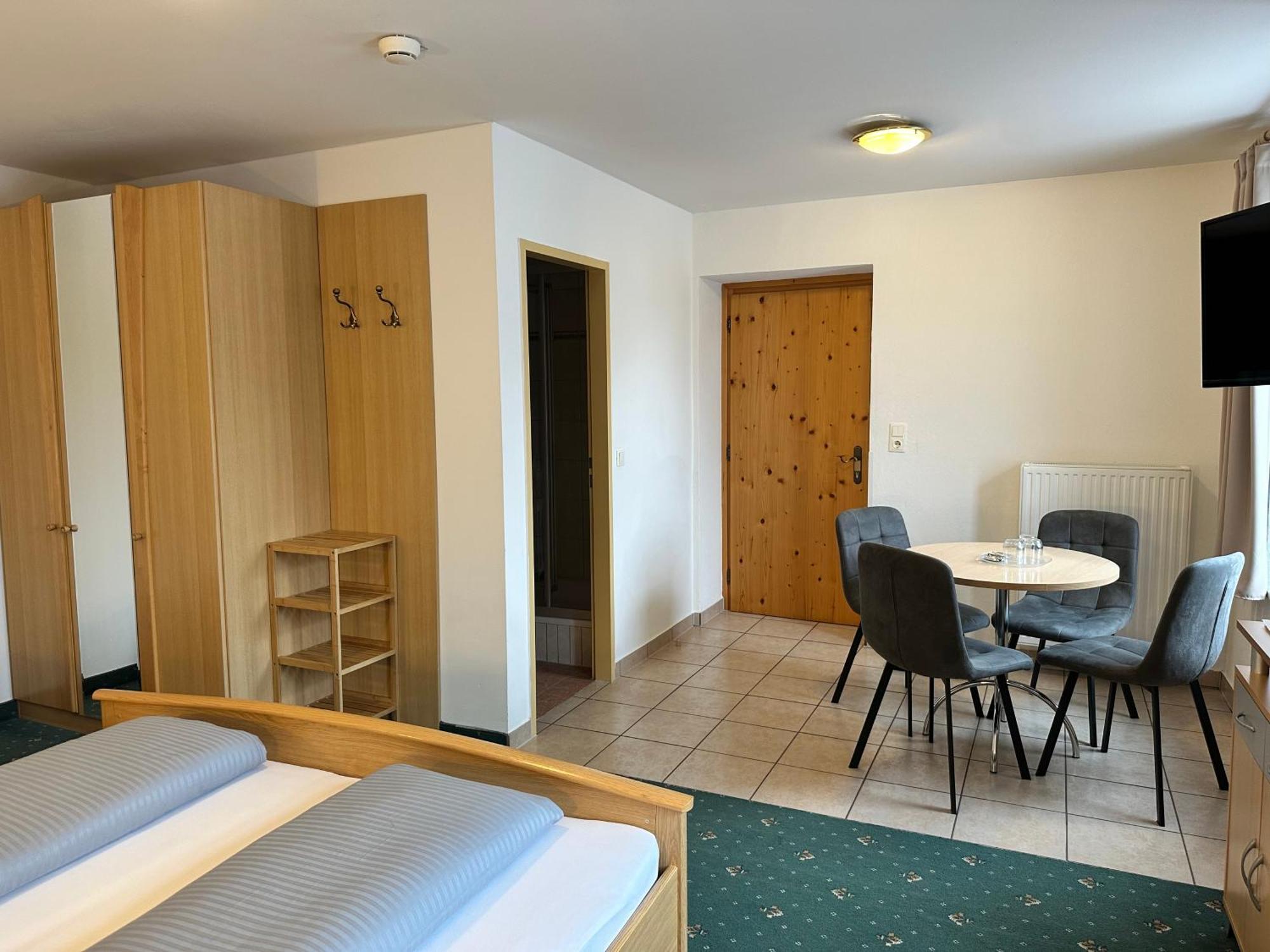 Bed and Breakfast Goldener Adler Шарниц Экстерьер фото